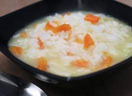 hervimos arroz y  zanahoria para hacer croquetas